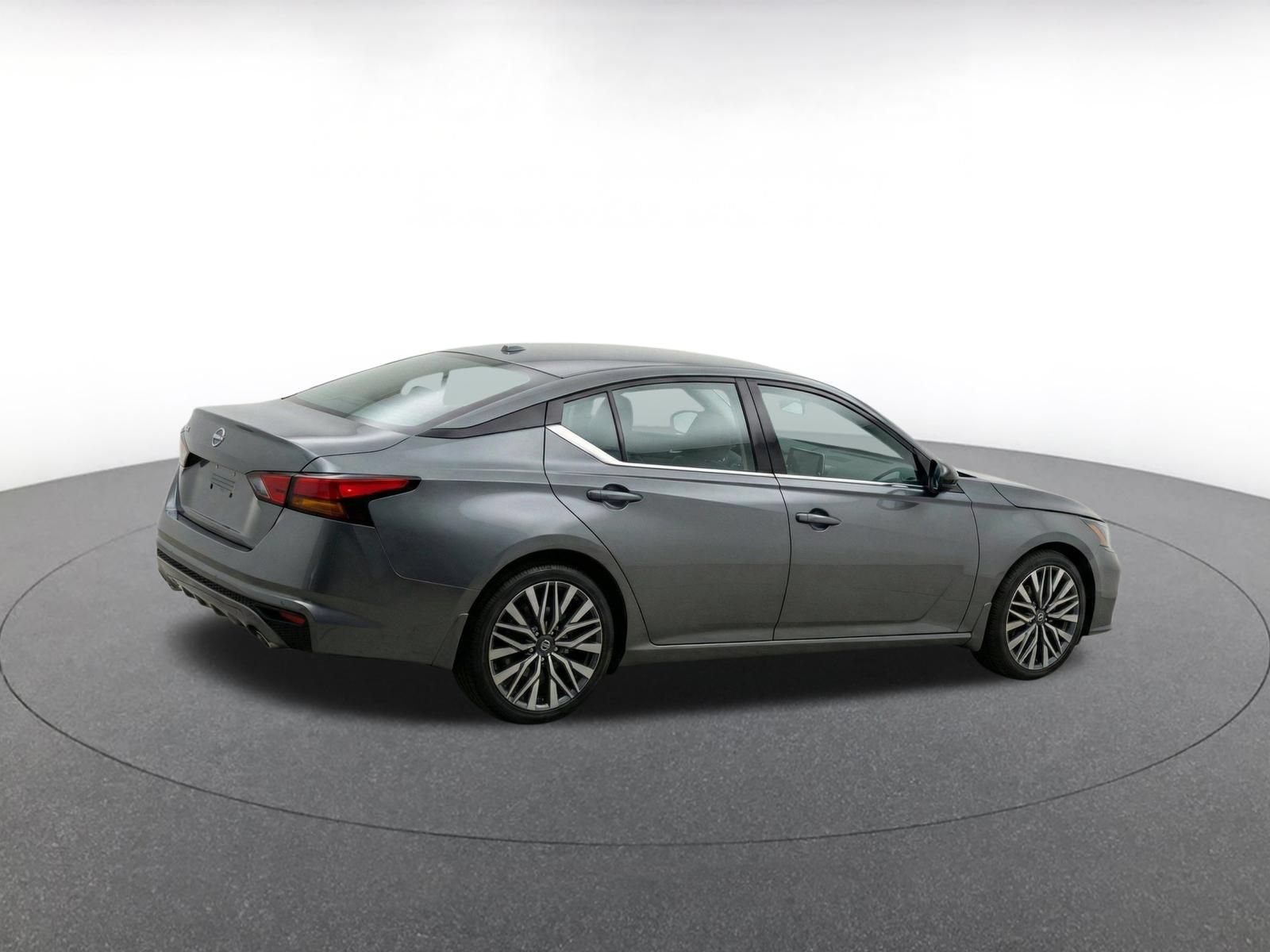 Used 2025 Nissan Altima 2.5 SV FWD image 9