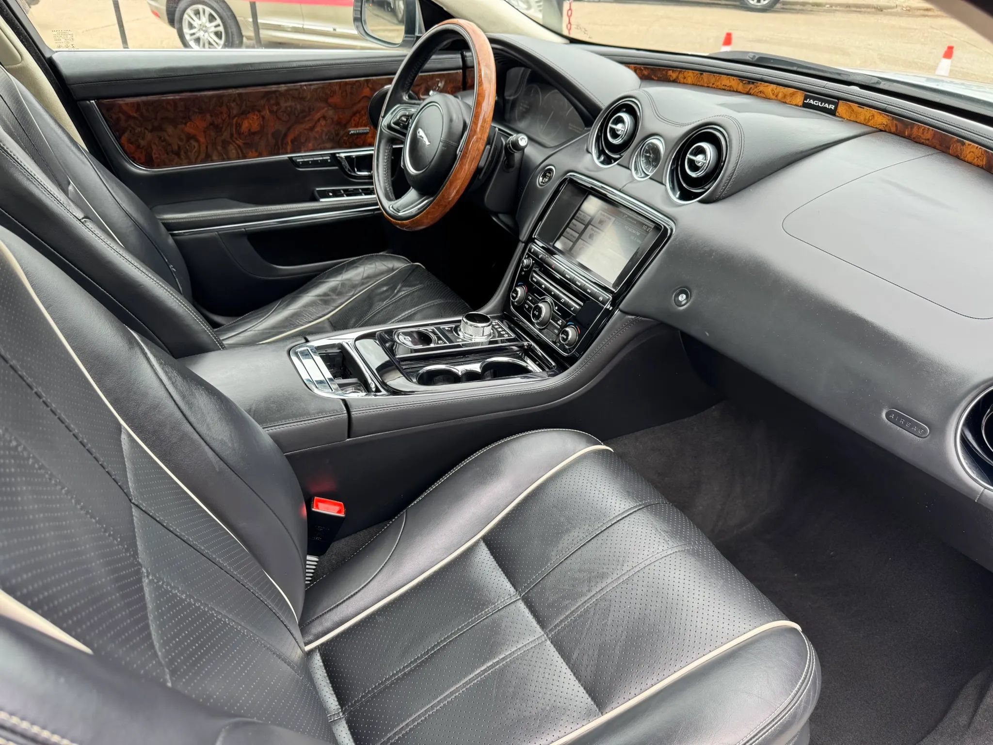 Used 2014 Jaguar XJ L Portfolio RWD image 24