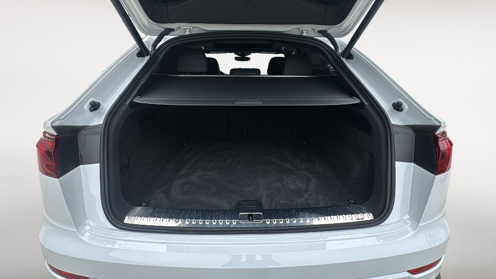 Used 2024 Audi Q8 Premium Plus AWD/4WD image 25