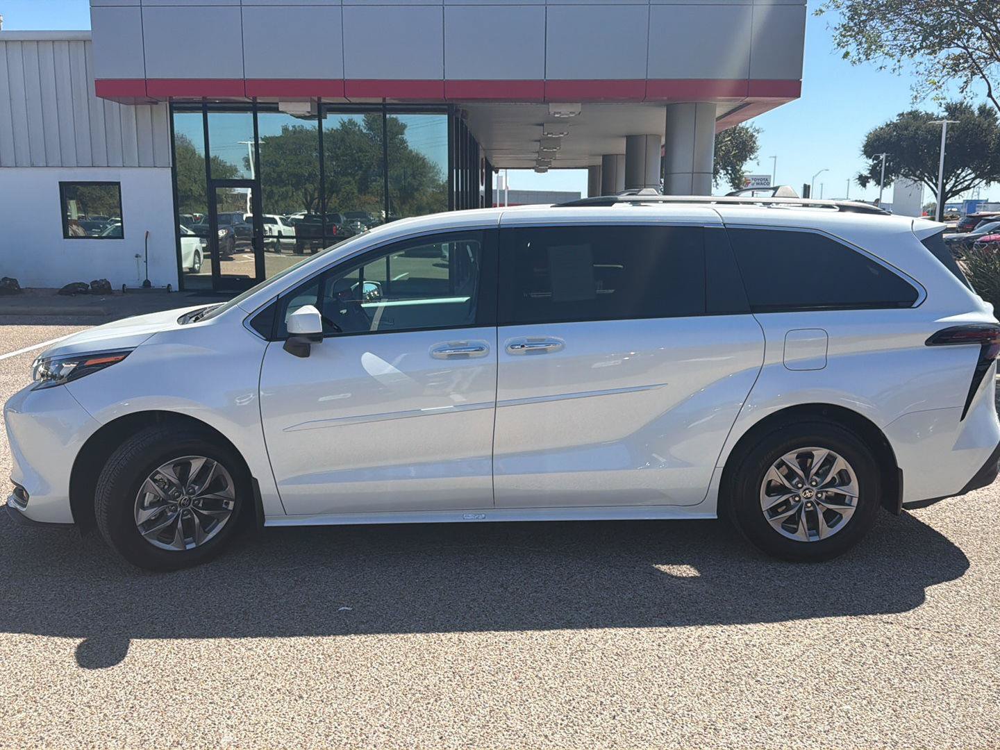 Certified 2026 Toyota Sienna XLE FWD image 6