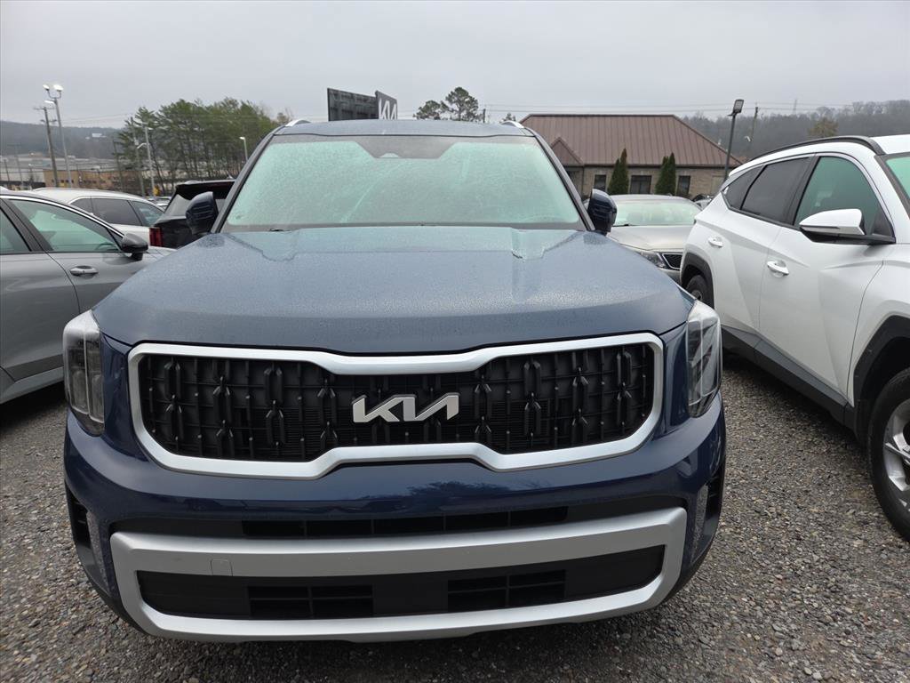 Used 2023 Kia Telluride EX w/ EX Captain's Chair Package image 2