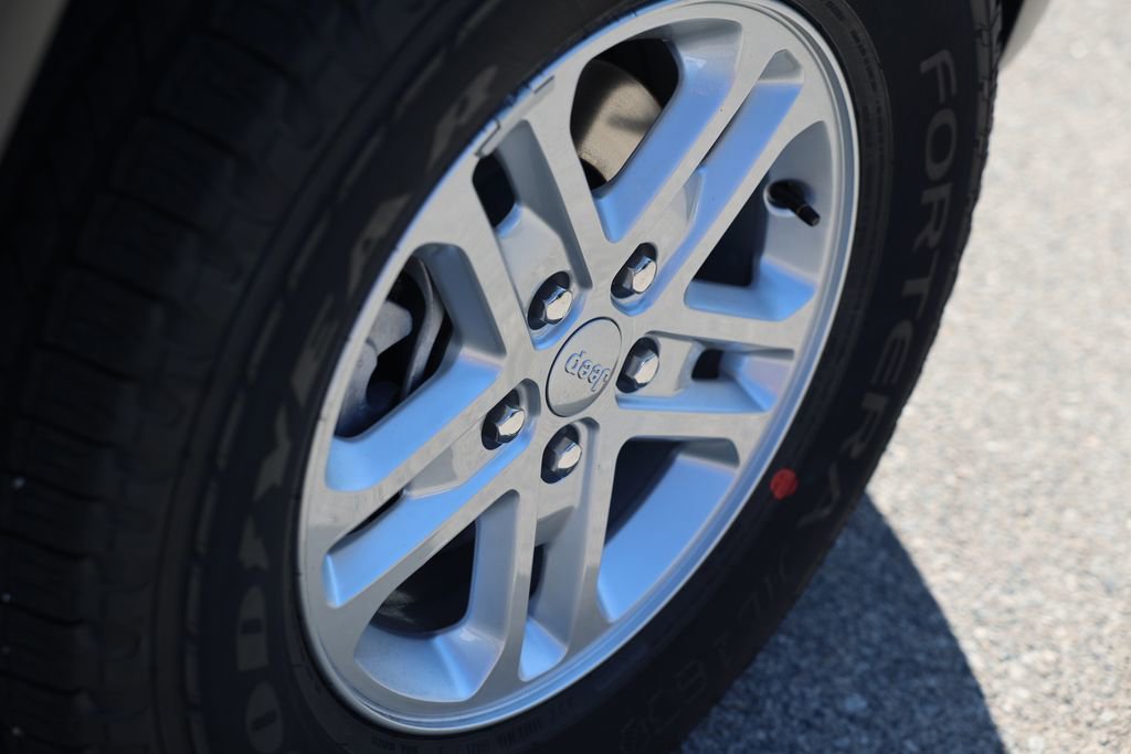 New 2025 Jeep Grand Cherokee Laredo w/ MOPAR Finishing Package image 9