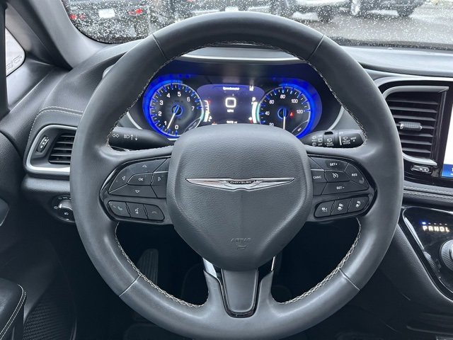 Used 2022 Chrysler Pacifica Touring image 38