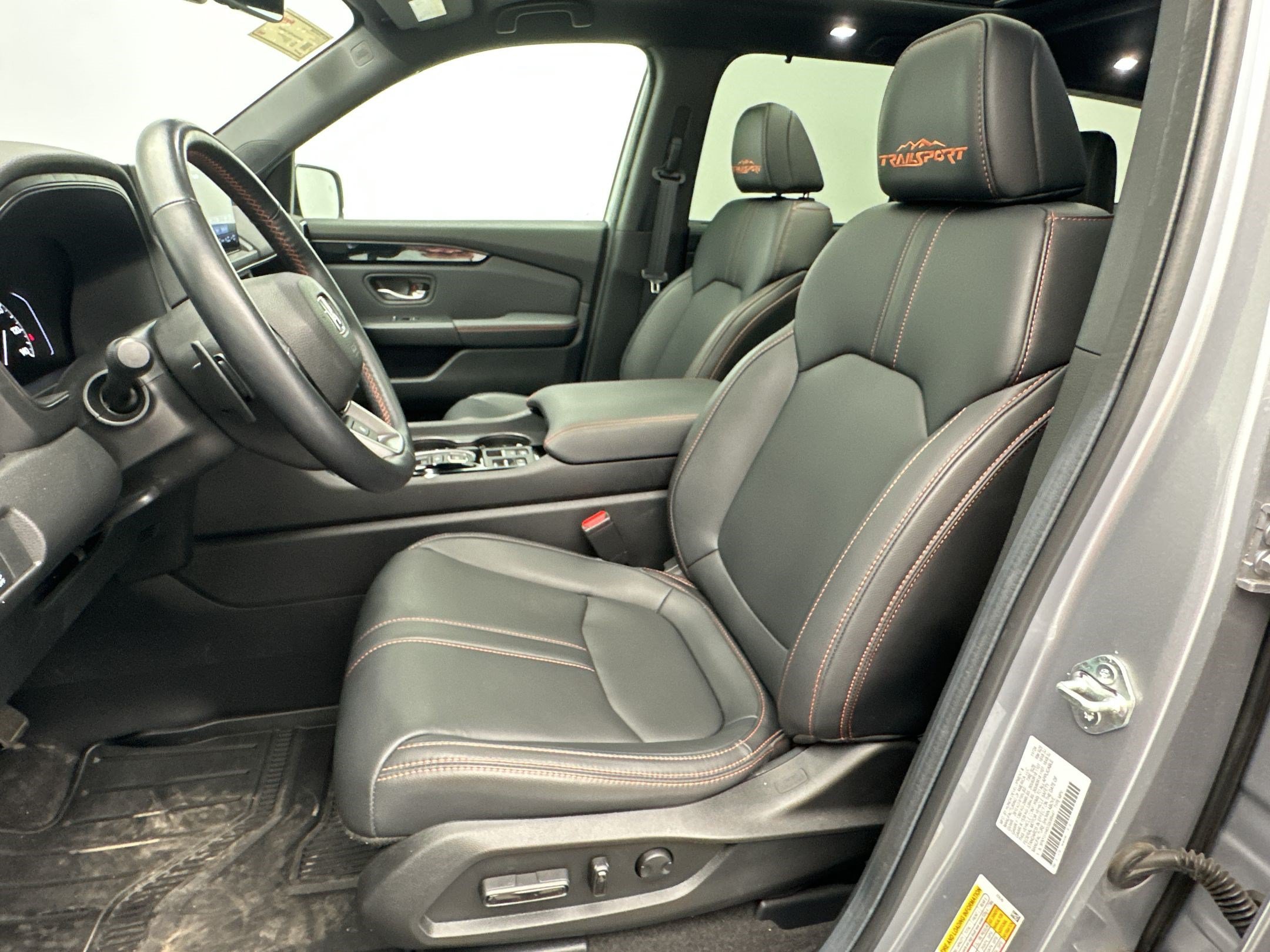 Used 2025 Honda Pilot TrailSport image 5