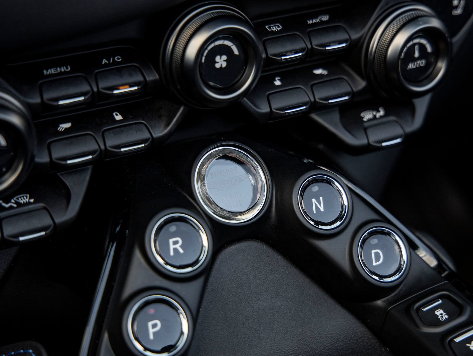 Used 2022 Aston Martin V8 Vantage Roadster RWD image 31