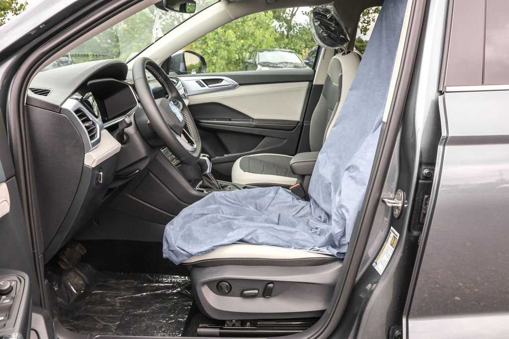 New 2025 Volkswagen Taos SE image 5