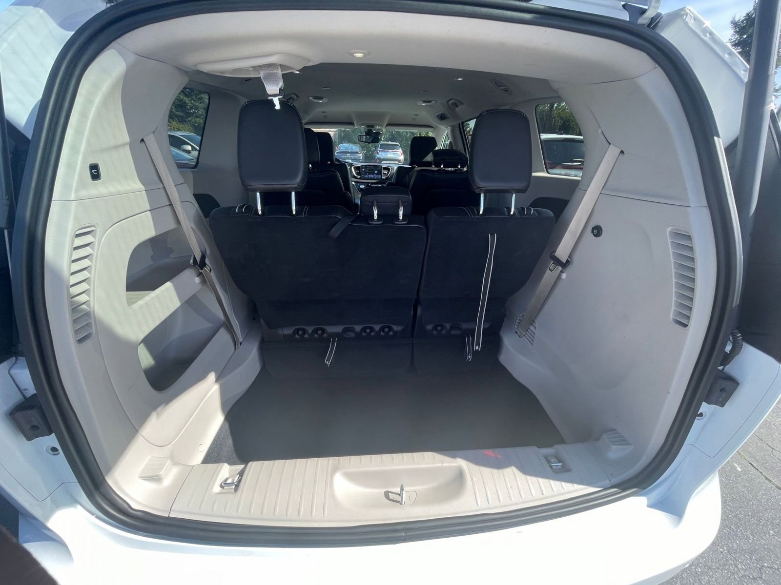 Used 2024 Chrysler Pacifica Touring-L image 28