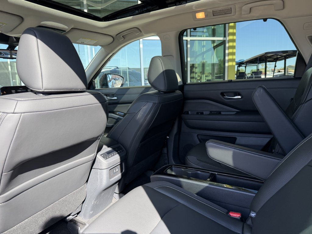Used 2025 Nissan Pathfinder SL w/ SL Premium Package FWD image 34