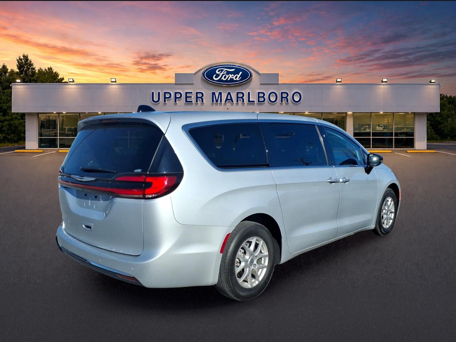 Used 2024 Chrysler Pacifica Touring-L FWD image 6