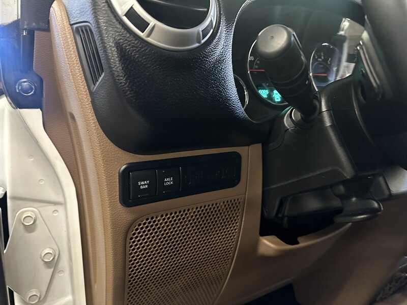 Used 2015 Jeep Wrangler Unlimited Rubicon w/ Connectivity Group AWD/4WD image 24
