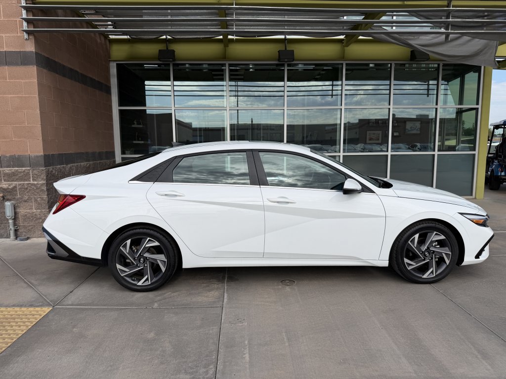 Used 2025 Hyundai Elantra Limited FWD image 9
