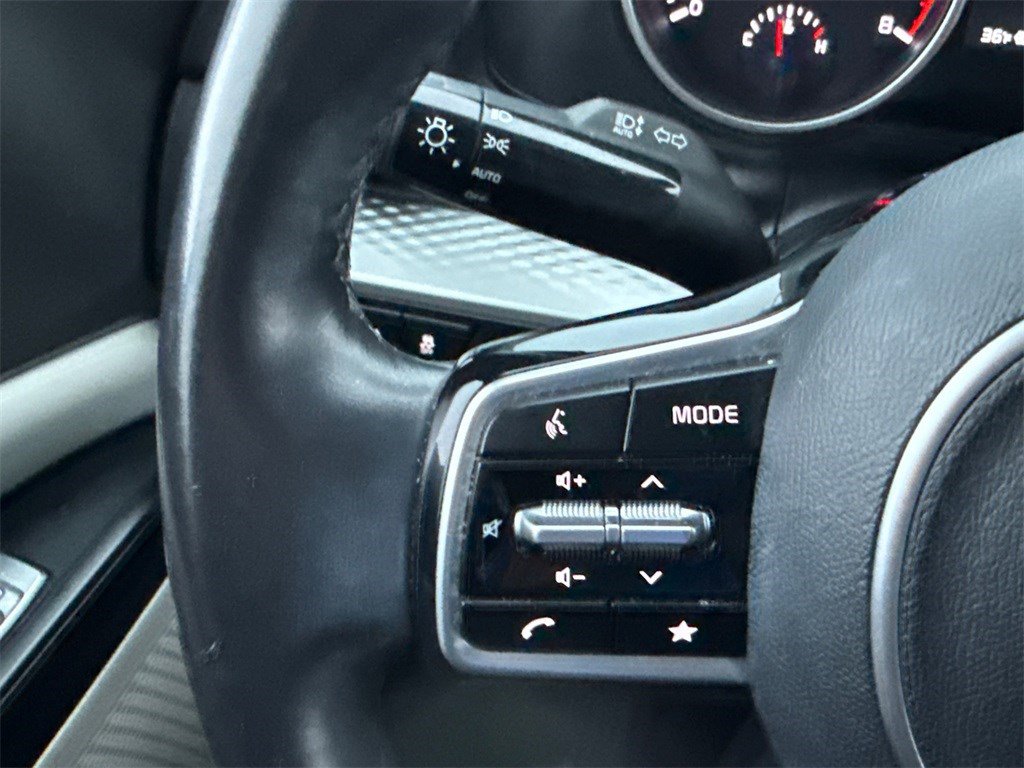 Used 2022 Kia Carnival LX image 21