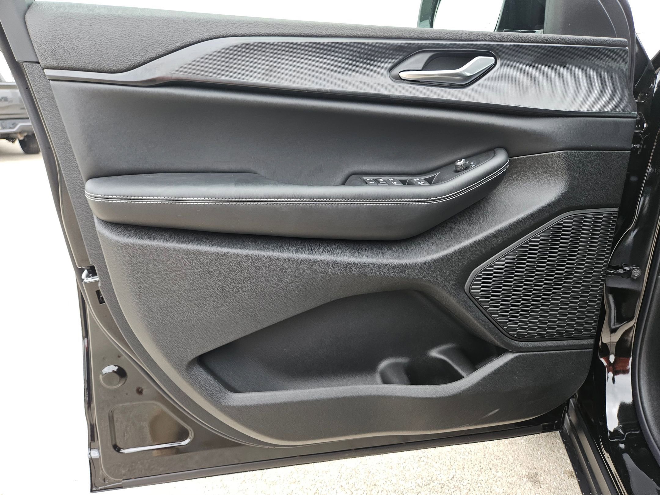 New 2025 Jeep Grand Cherokee Altitude image 11