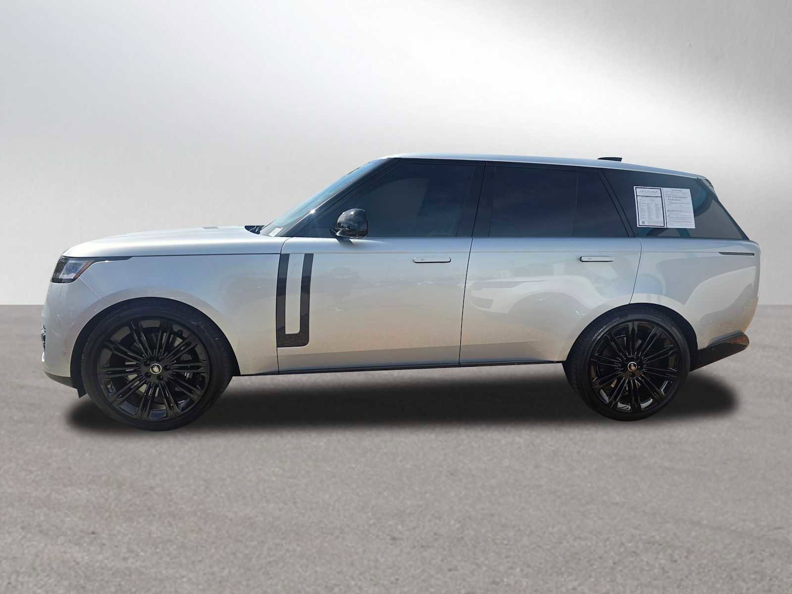 Used 2025 Land Rover Range Rover SE image 2