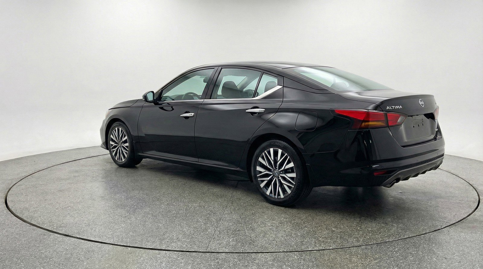Used 2025 Nissan Altima 2.5 SV FWD image 6