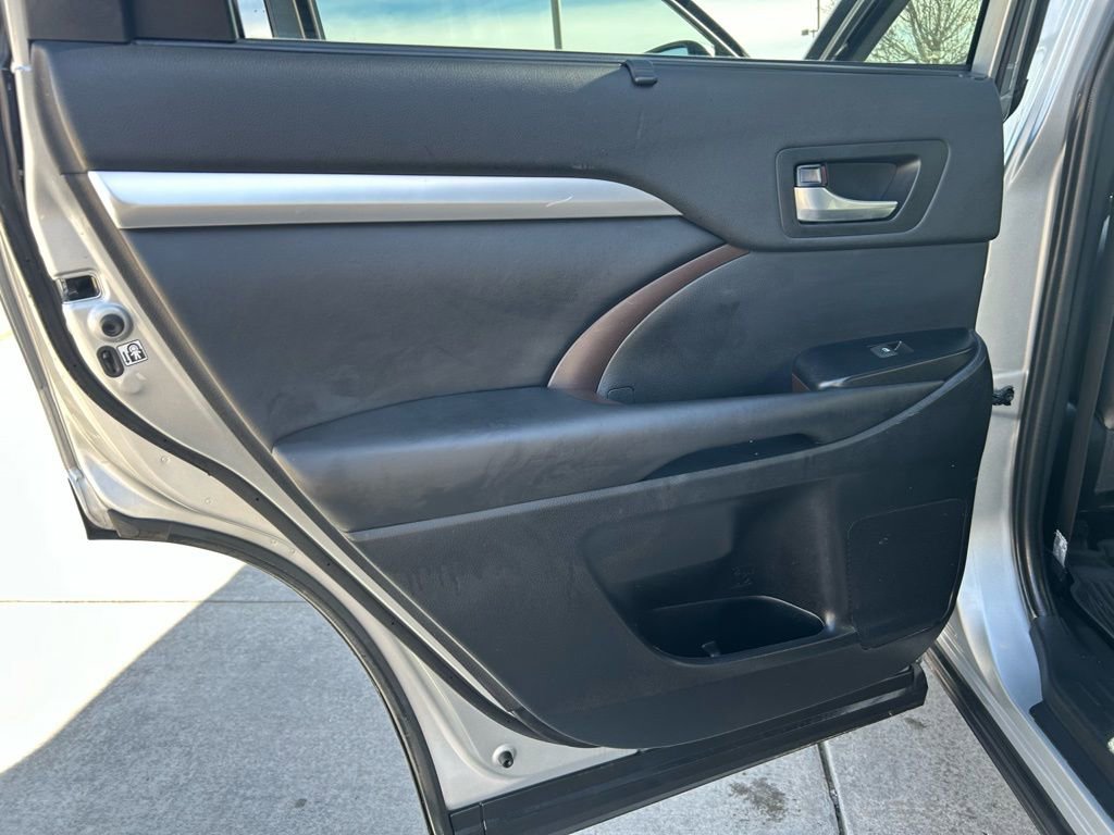 Used 2019 Toyota Highlander XLE image 27