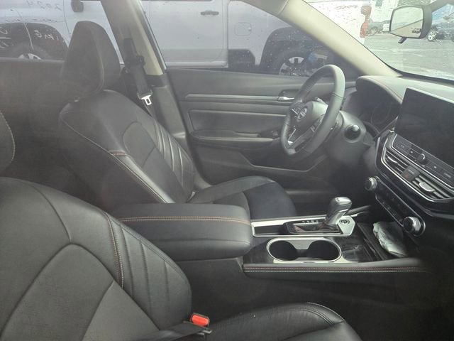 Used 2024 Nissan Altima 2.5 SR w/ SR Premium Package FWD image 3