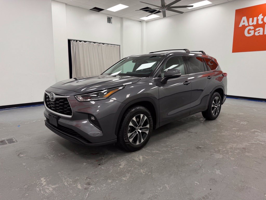 Used 2021 Toyota Highlander XLE FWD image 3