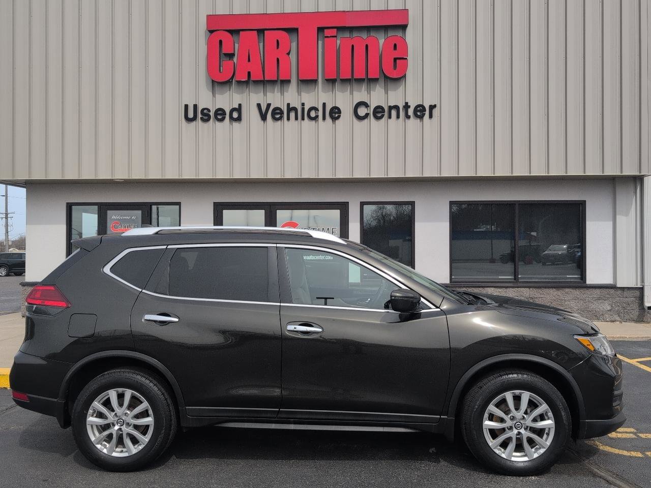 Used 2017 Nissan Rogue SV image 1