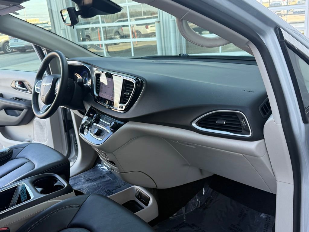 Used 2024 Chrysler Pacifica Touring-L image 16