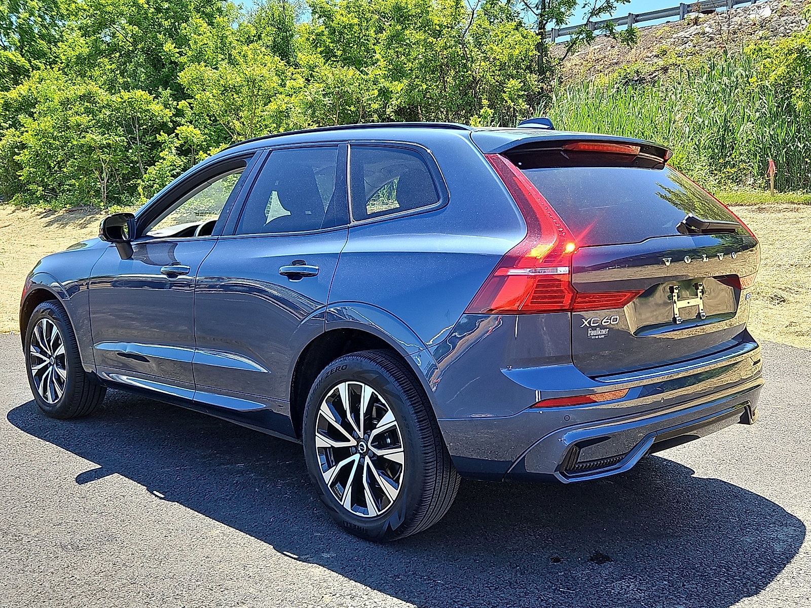 Certified 2024 Volvo XC60 B5 Core w/ Protection Package Premier AWD/4WD image 4