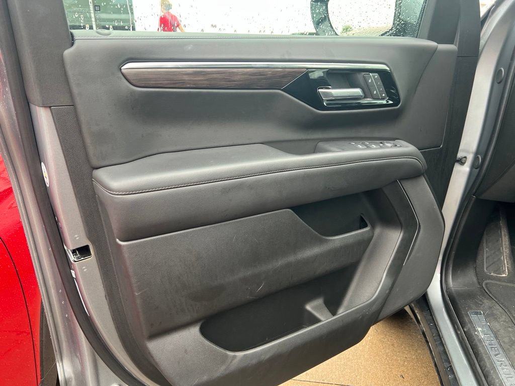 Used 2025 Chevrolet Suburban Z71 AWD/4WD image 8