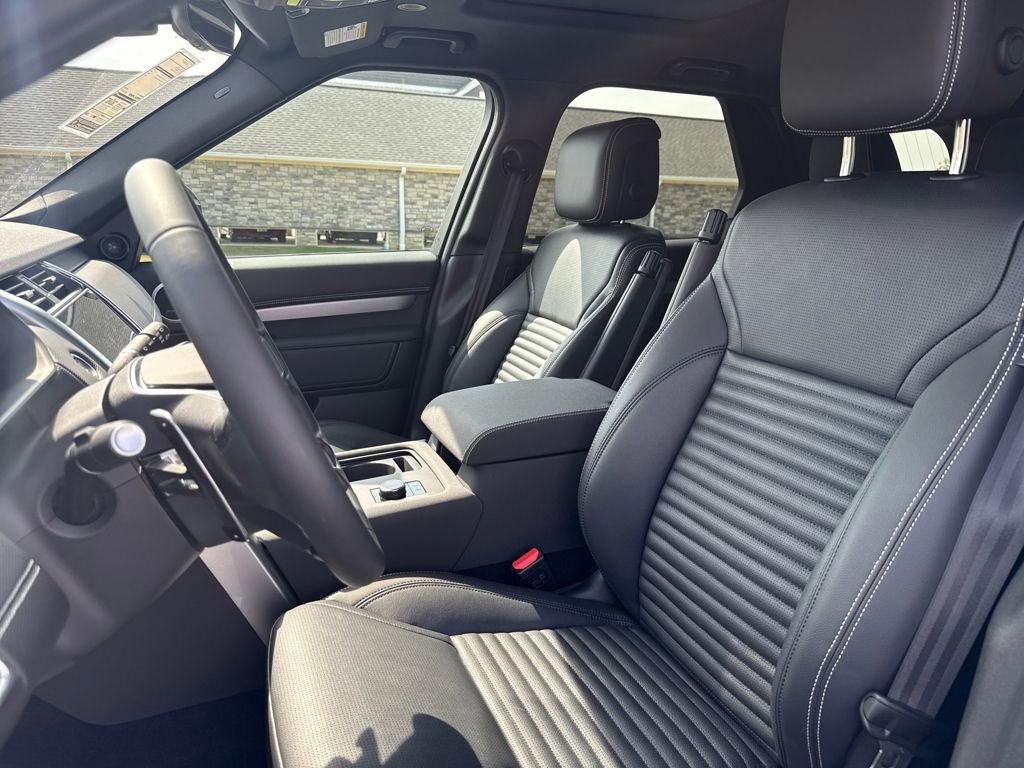 Used 2025 Land Rover Discovery Dynamic SE AWD/4WD image 13