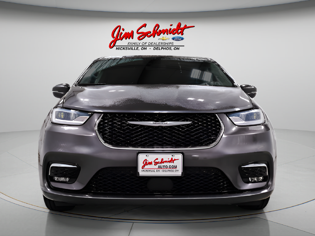 Used 2023 Chrysler Pacifica Touring-L FWD image 2