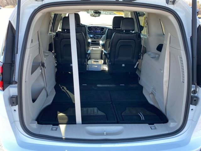 Used 2024 Chrysler Pacifica Touring-L image 18