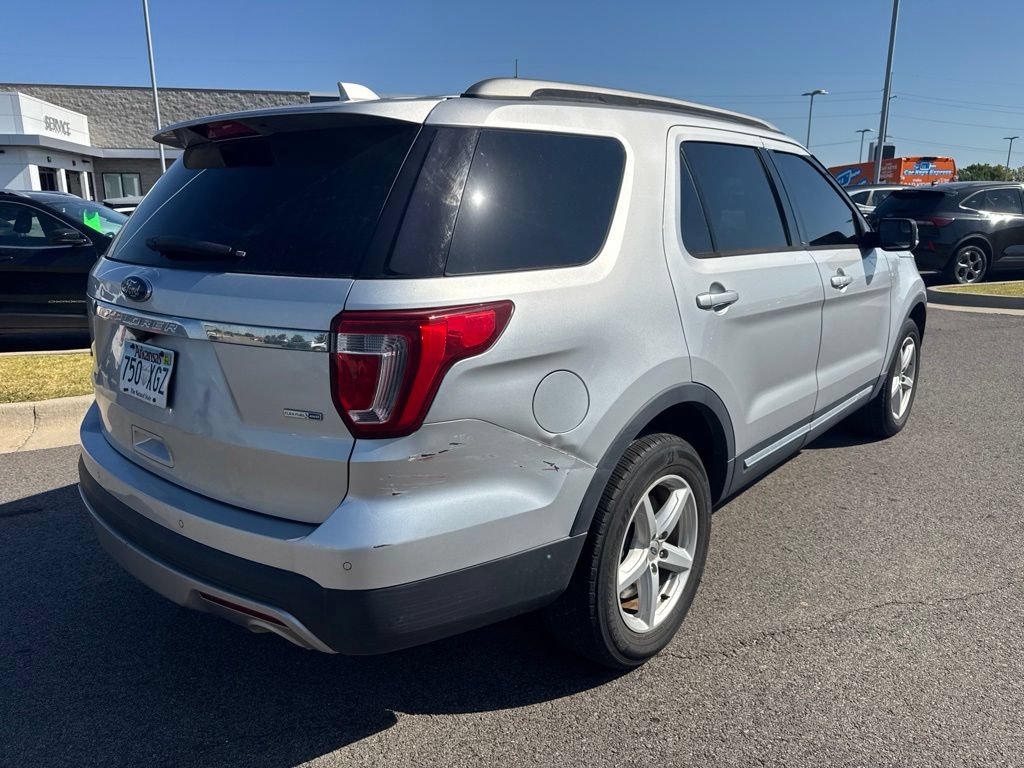 Used 2016 Ford Explorer XLT AWD/4WD image 3
