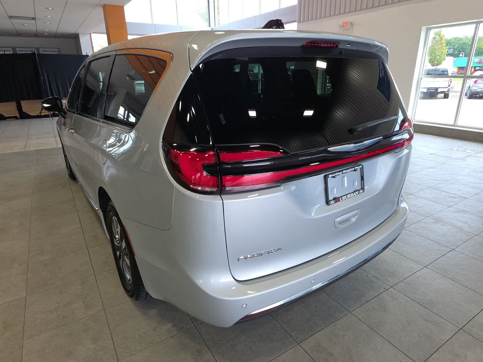 Used 2023 Chrysler Pacifica Limited FWD image 11