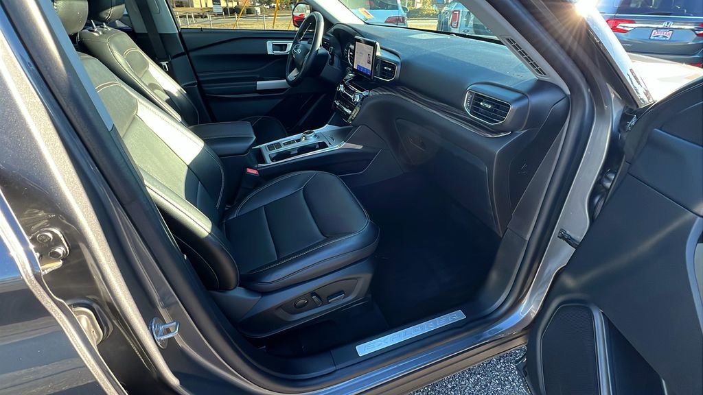 Used 2022 Ford Explorer Limited w/ Equipment Group 301A image 17
