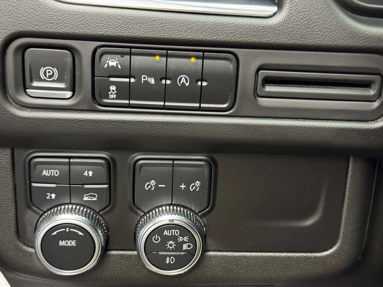 Used 2023 GMC Yukon XL SLE image 29