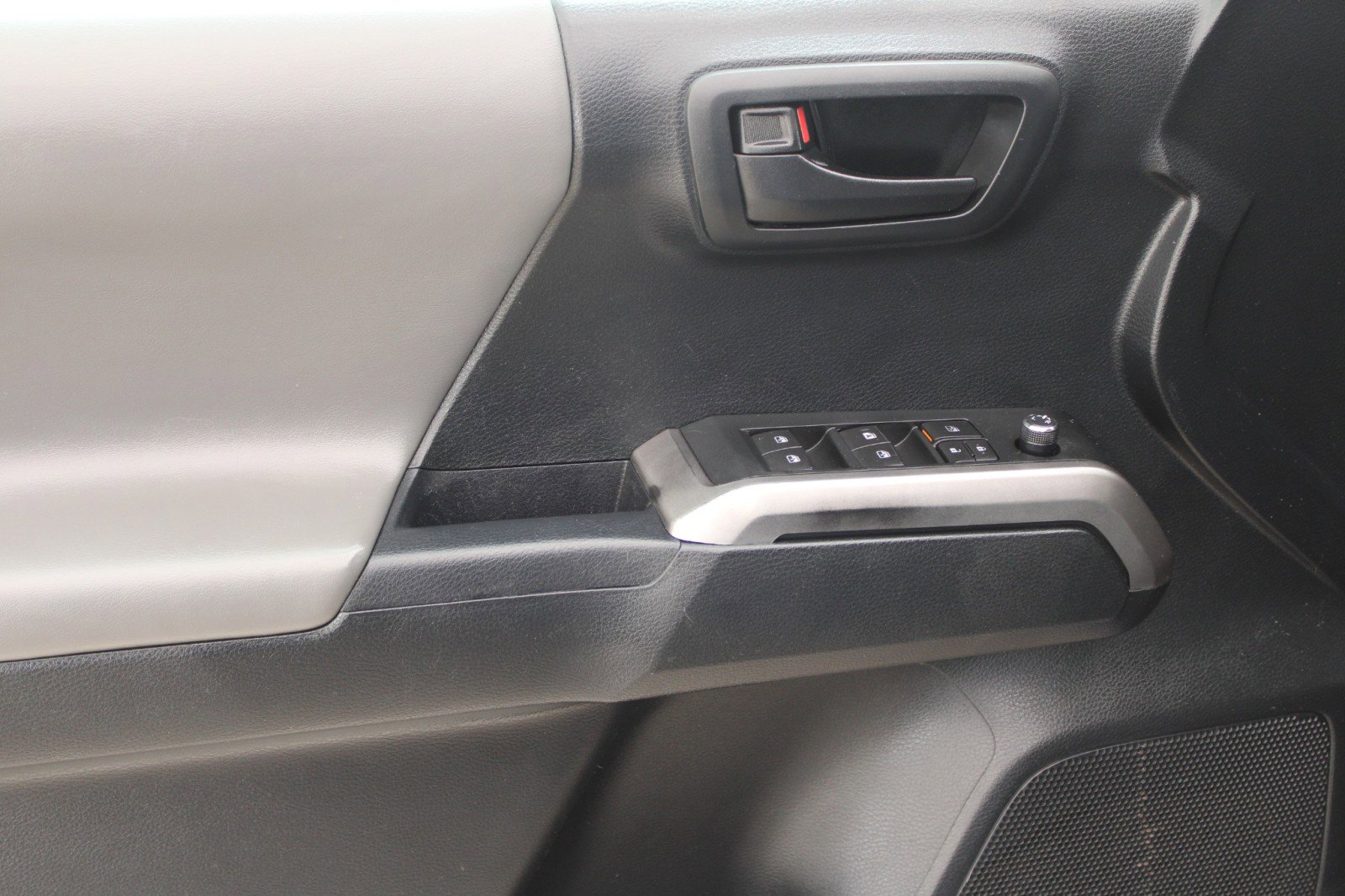 Used 2016 Toyota Tacoma SR5 image 17