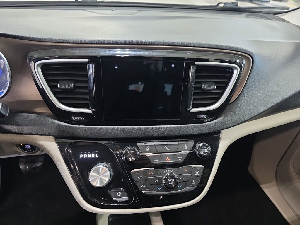 Used 2018 Chrysler Pacifica Touring-L image 22