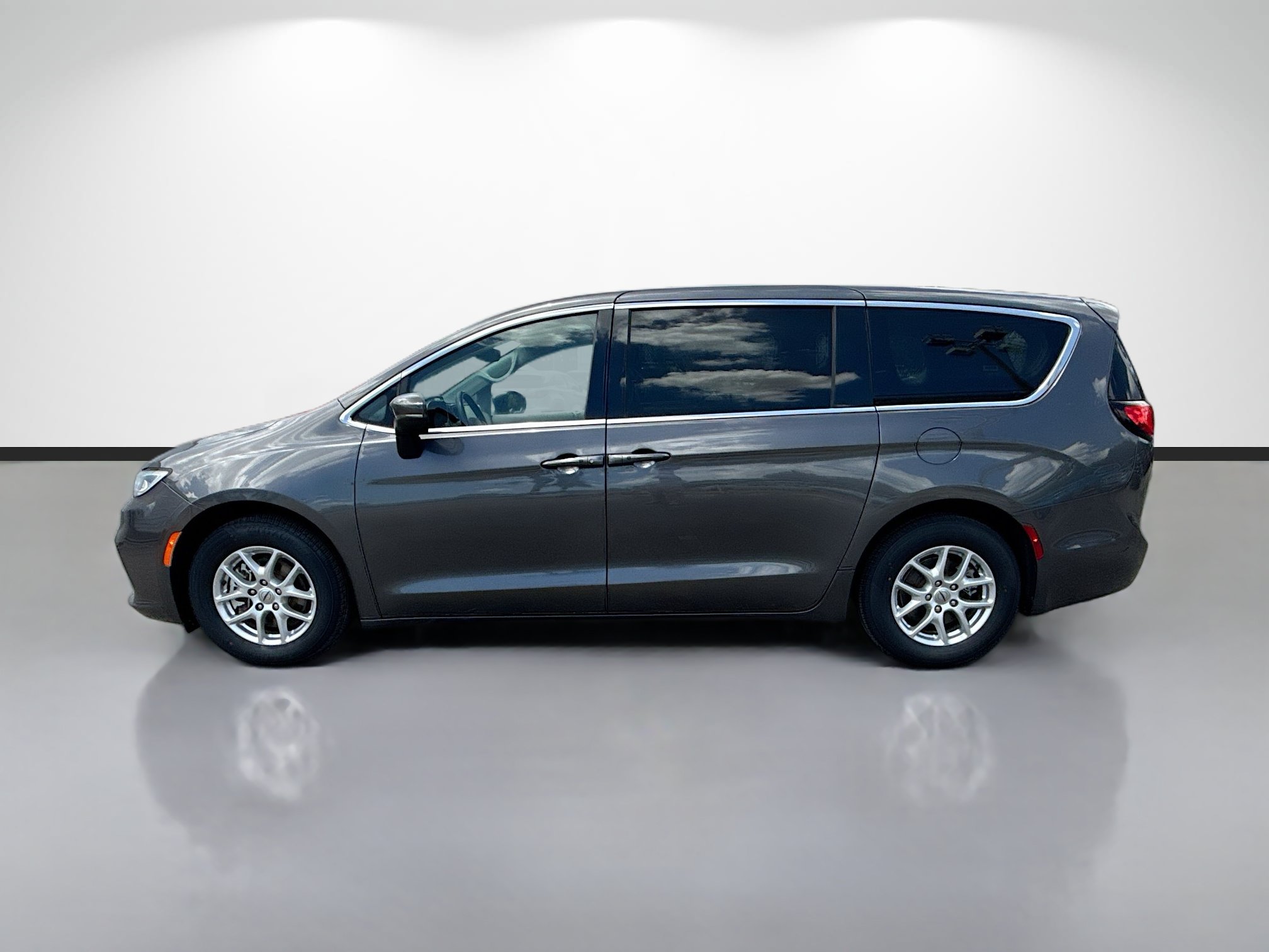 Used 2023 Chrysler Pacifica Touring-L FWD image 2