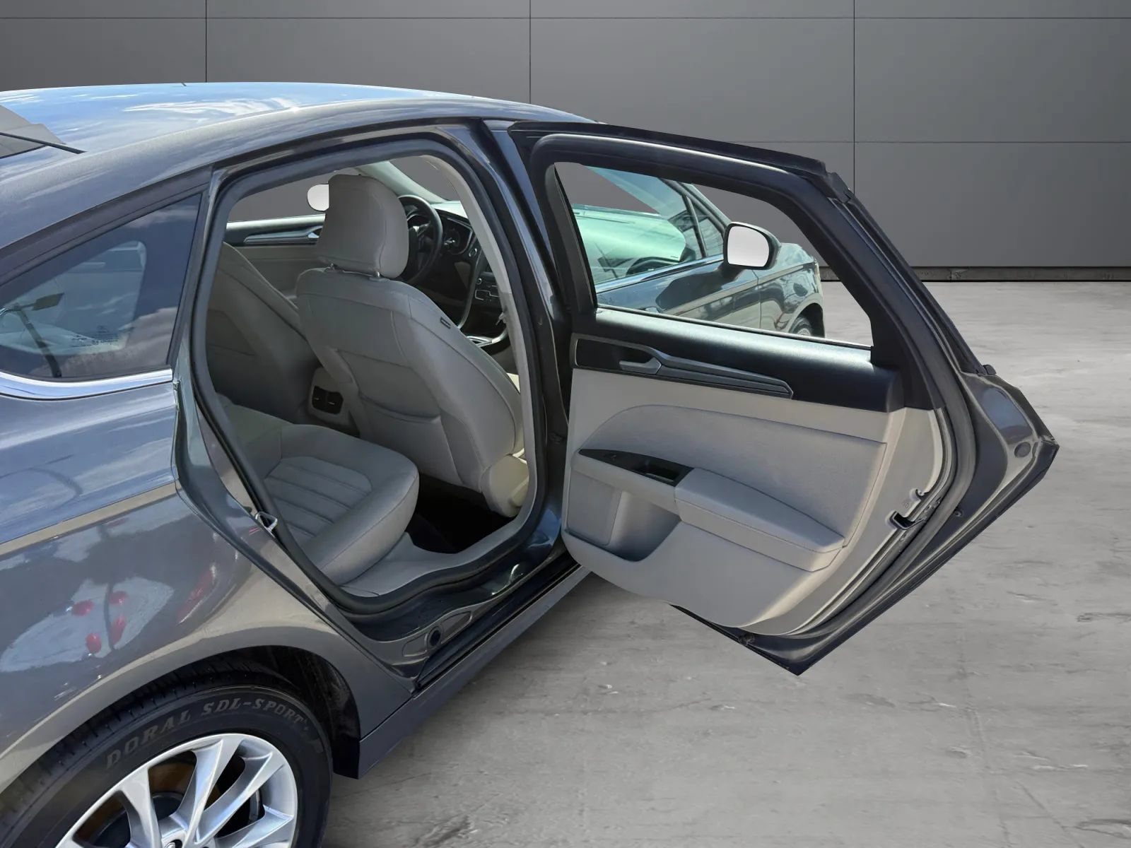 Used 2017 Ford Fusion SE w/ Fusion SE Technology Package FWD image 20