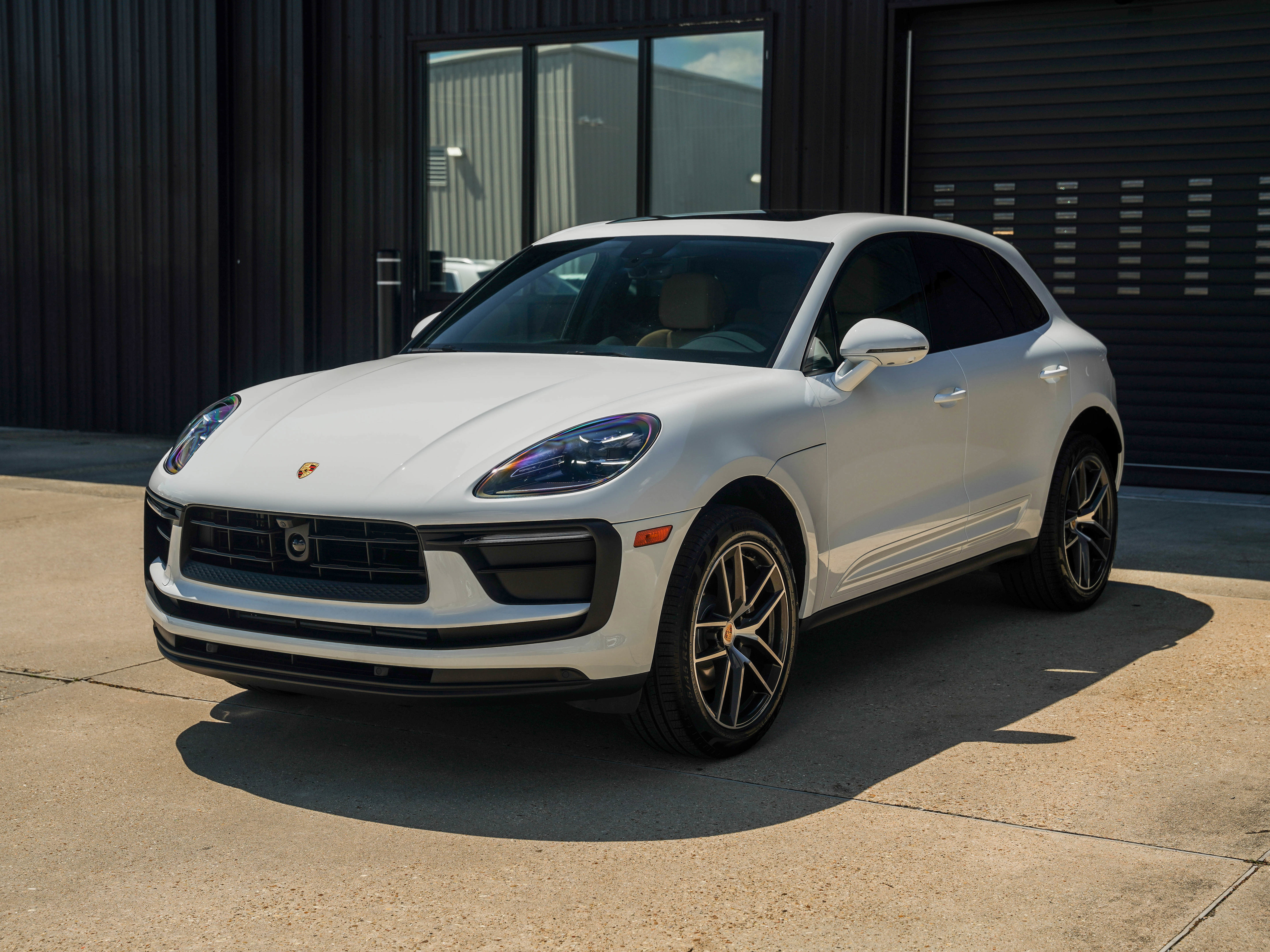 Certified 2025 Porsche Macan image 8