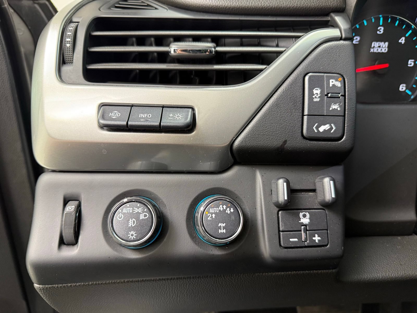 Used 2019 Chevrolet Suburban Premier AWD/4WD image 15