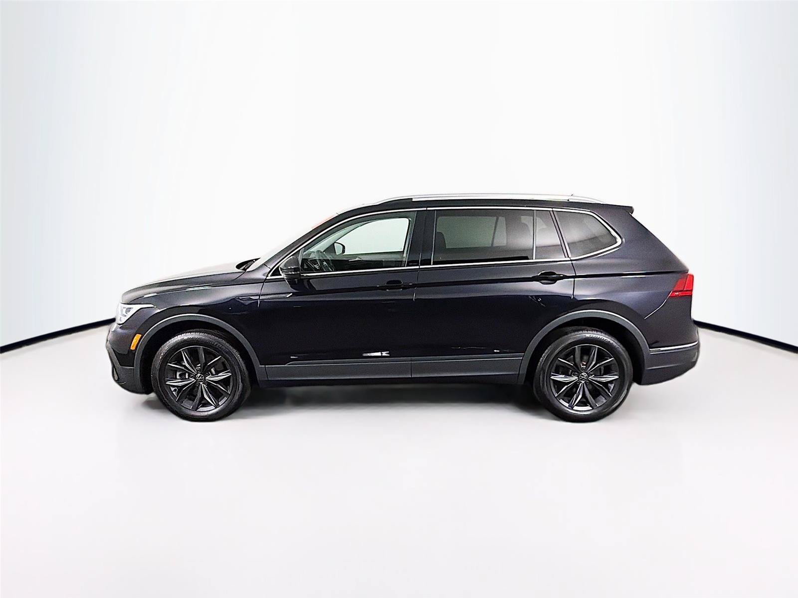 Used 2023 Volkswagen Tiguan SE w/ Panoramic Sunroof Package AWD/4WD image 8