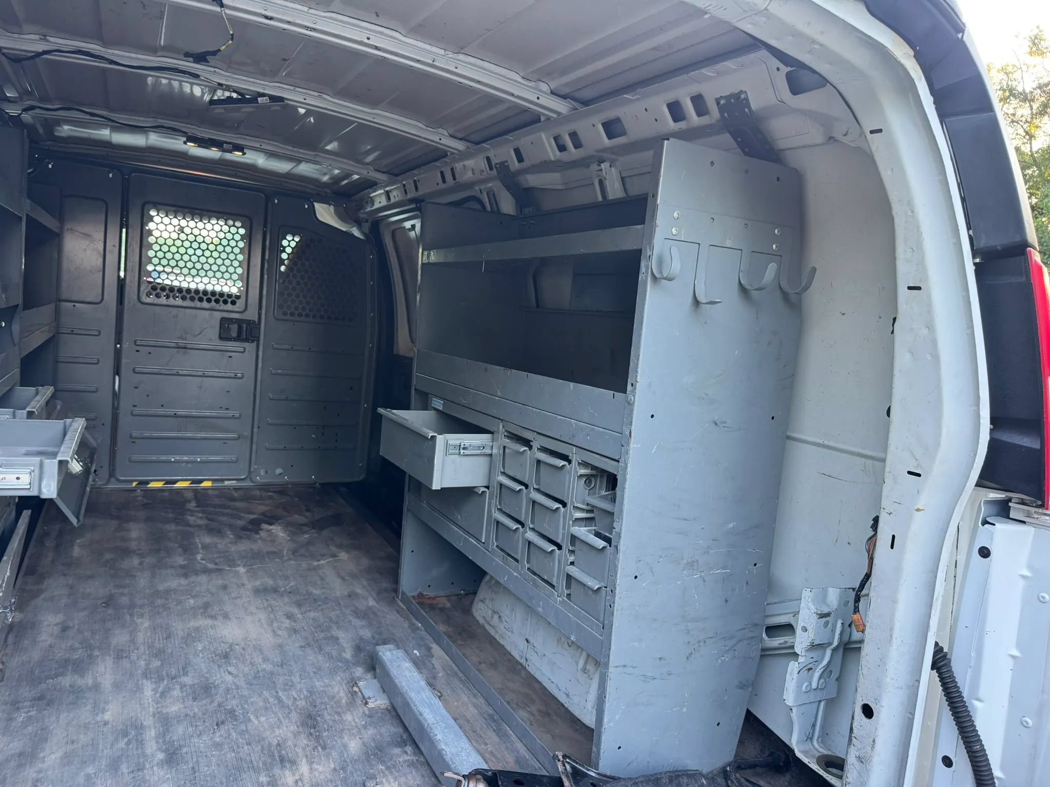 Used 2015 Chevrolet Express 3500 RWD image 15