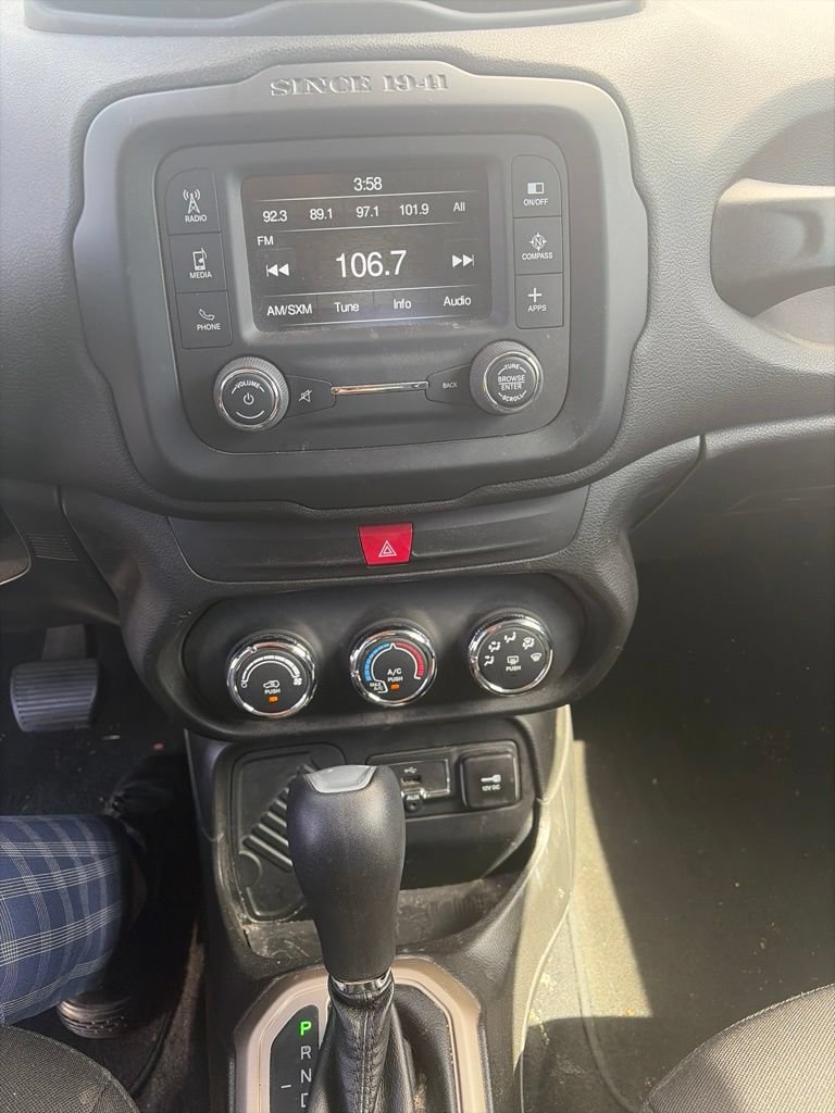 Used 2017 Jeep Renegade Latitude FWD image 10