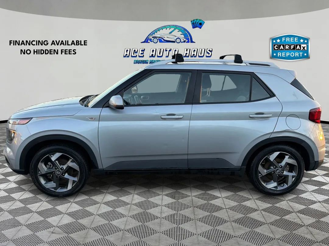 Used 2022 Hyundai Venue SEL FWD image 4
