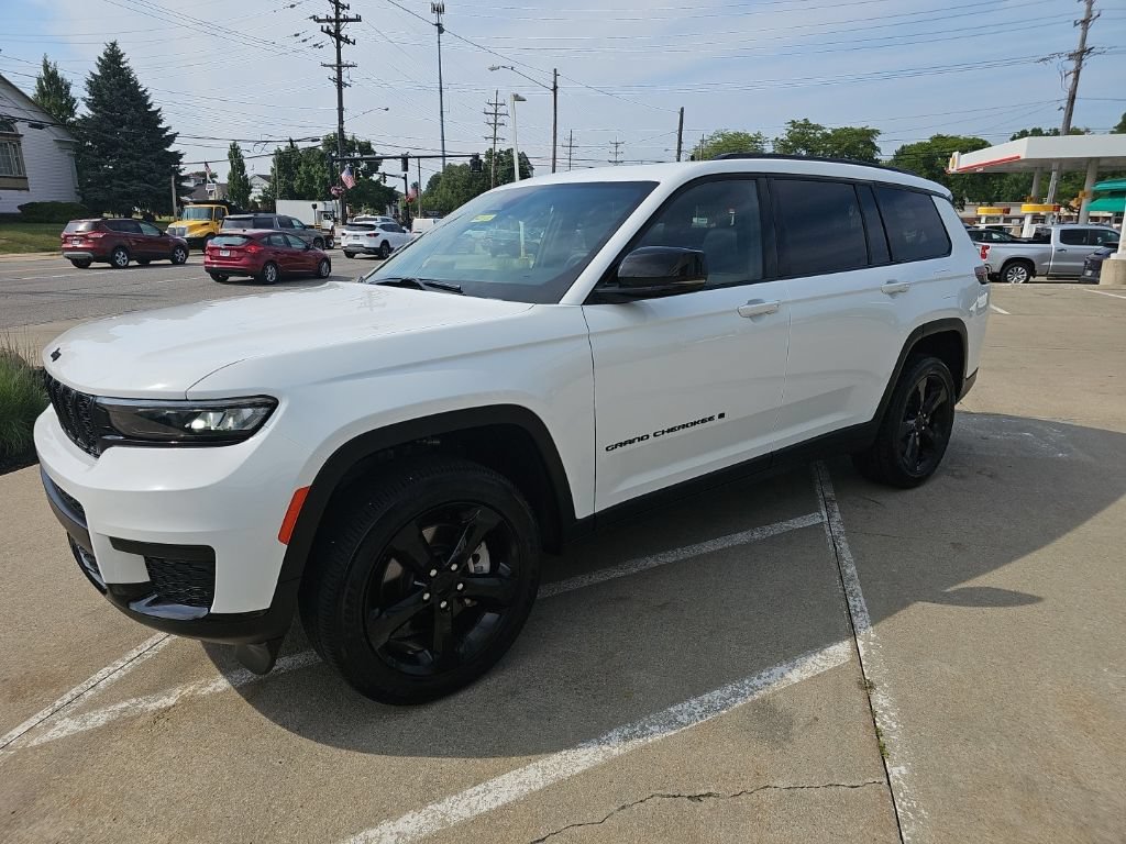Certified 2025 Jeep Grand Cherokee L Altitude AWD/4WD image 9