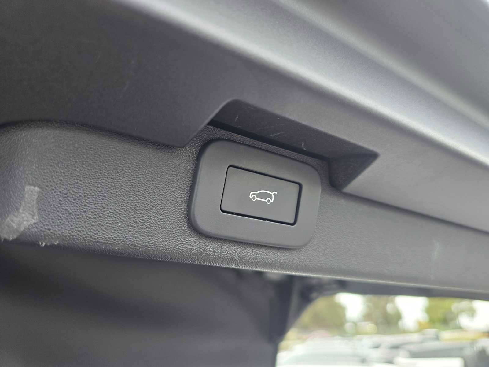 Used 2025 Land Rover Discovery Dynamic SE image 16