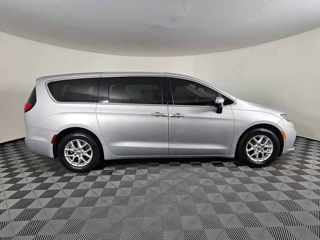 Used 2023 Chrysler Pacifica Touring-L image 2