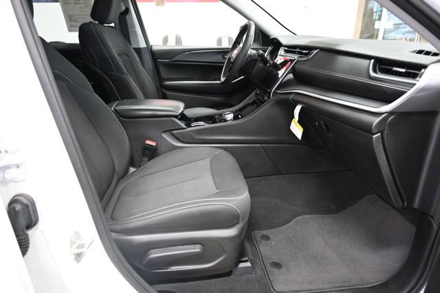 Used 2023 Jeep Grand Cherokee Laredo w/ Luxury Tech Group I AWD/4WD image 11