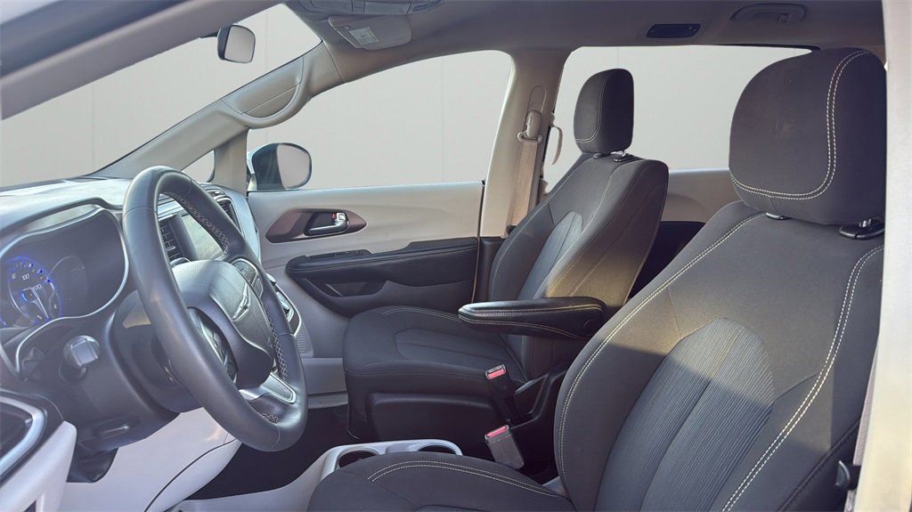 Used 2022 Chrysler Voyager LX image 19