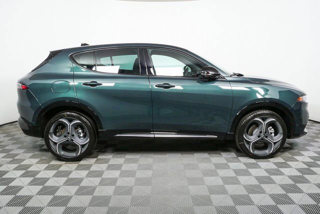 New 2026 Alfa Romeo Tonale w/ Black Premium Package AWD/4WD image 34