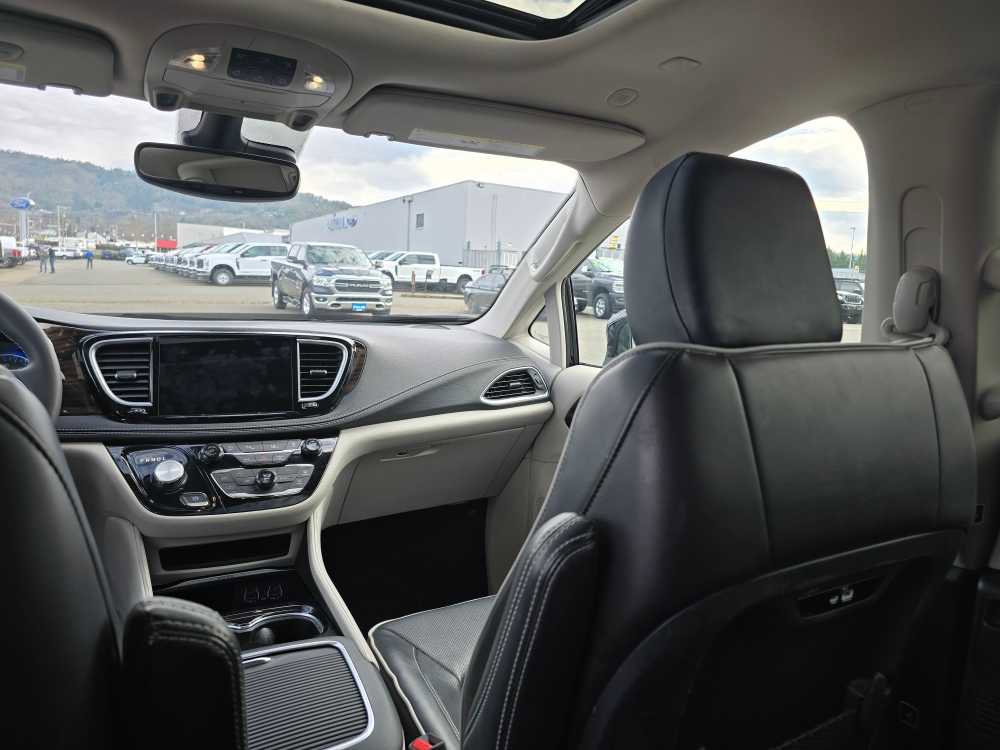 Used 2023 Chrysler Pacifica Limited image 14